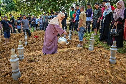KEBUMI EMPAT JENAZAH