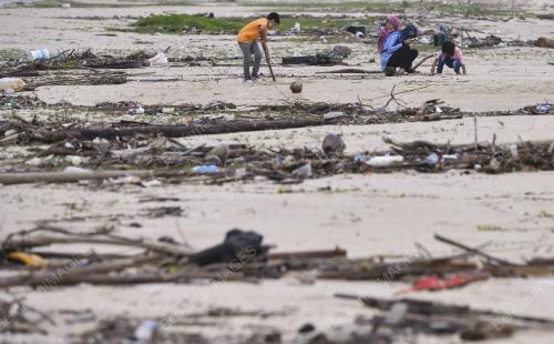 SAMPAH TERDAMPAI DI PANTAI BATU BUROK