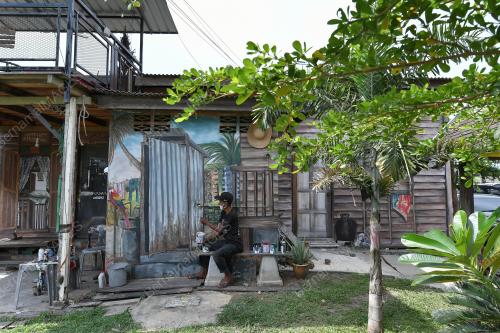 LUKISAN MURAL RUMAH KAYU KLASIK