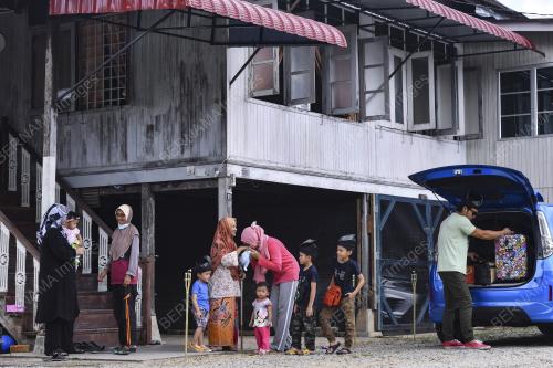 KETIBAAN ANAK PERANTAU DI KAMPUNG