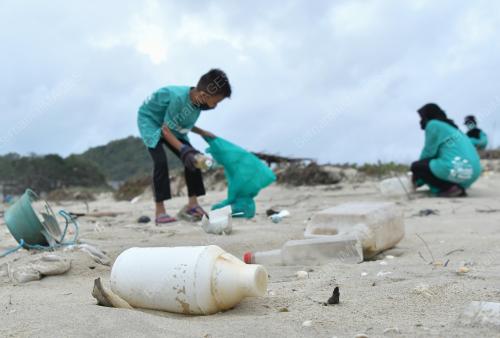 GENG PLASTIK IJA KUTIP SAMPAH PANTAI