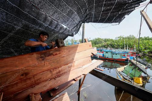 PEMBUATAN BOT MUSIM TENGKUJUH