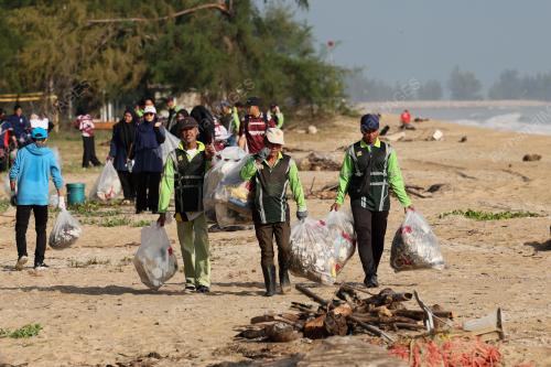 BERSIH PANTAI MONSUN TERENGGANU