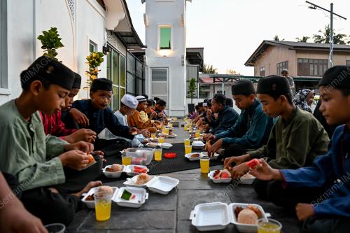 BERBUKA PUASA KANAK-KANAK KAMPUNG