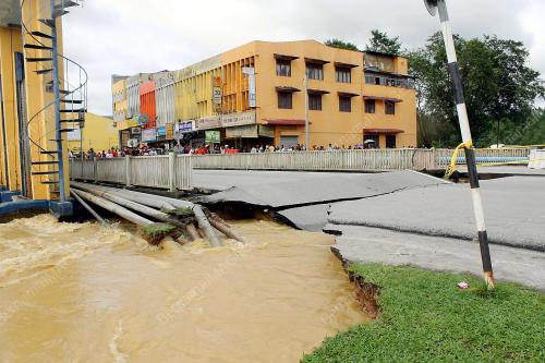 TR08_05122013_BANJIR_KEMAMAN-1