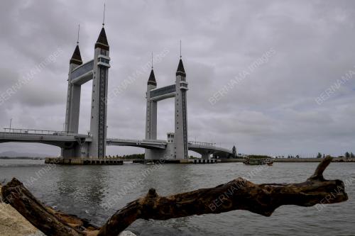 MONSON TIMUR LAUT