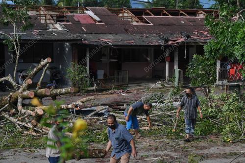 RUMAH ROSAK AKIBAT RIBUT