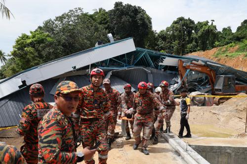 BANGUNAN RUNTUH