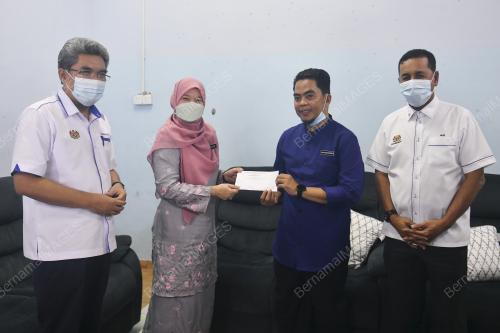 FADHLINA SIDEK
