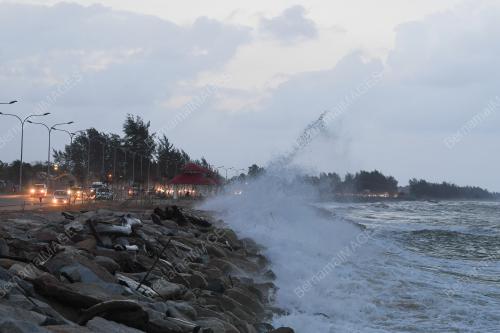 LAUT BERGELORA