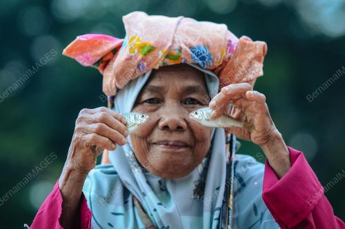 TIGA SAHABAT WARGA EMAS MEMANCING