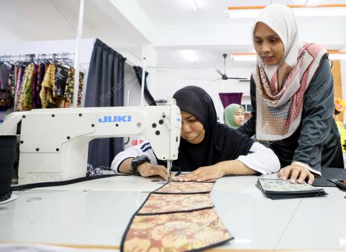 OKU HASILKAN PRODUK BATIK