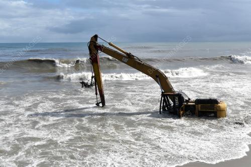 HAKISAN PANTAI KAMPUNG PENGKALAN MARAS