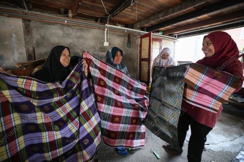 TENUN SONGKET DENGAN 'MATA HATI'