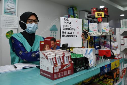 FARMASI KEHABISAN STOK PENUTUP HIDUNG DAN MULUT