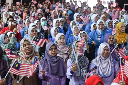 DATUK DR ADNAN MAT