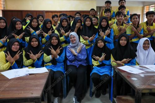 FADHLINA SIDEK