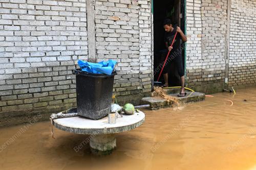 PEMBERSIHAN RUMAH MANGSA BANJIR