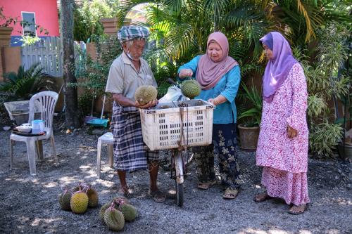 WARGA EMAS BERBASIKAL JUAL DURIAN