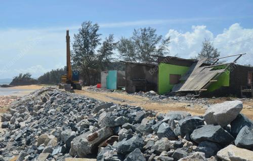 HAKISAN OMBAK DI KUALA KEMASIK