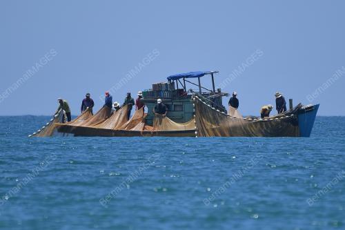 NELAYAN TANGKAP IKAN