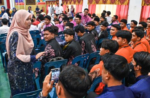 FADHLINA SIDEK