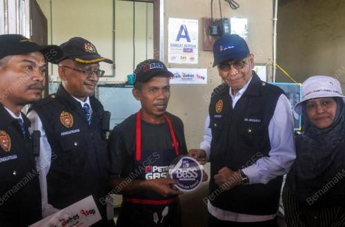 DATUK SERI DZULKEFLY AHMAD