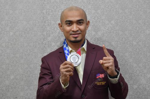 DATUK AZIZULHASNI AWANG