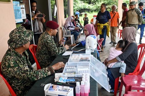 PEMERIKSAAN KESIHATAN MANGSA BANJIR