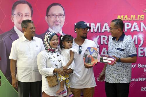PENYERAHAN KUNCI RUMAH PANGSA MAMPU MILIK PULAU REDANG