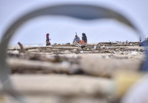 SAMPAH TERDAMPAI DI PANTAI BATU BUROK