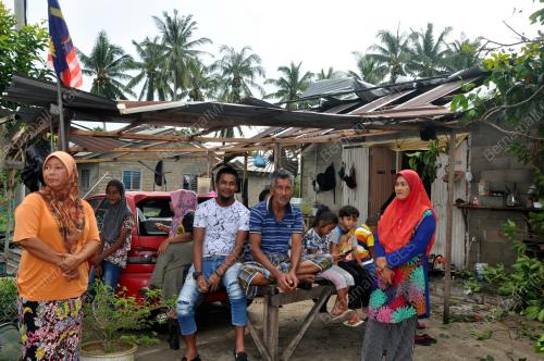 RUMAH ROSAK AKIBAT RIBUT