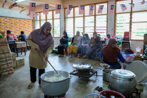 GOTONG ROYONG MASAK BANJIR