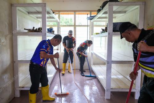 BERSIH SEKOLAH BANJIR