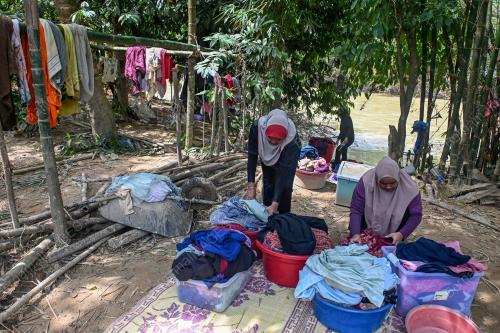 MEMBASUH PAKAIAN SELEPAS BANJIR