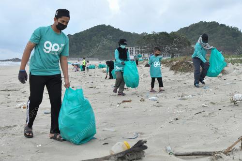 GENG PLASTIK IJA KUTIP SAMPAH PANTAI