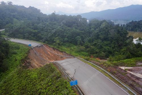 TANAH RUNTUH