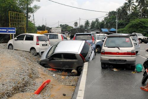 TR09_08122013_BANJIR_KENDERAA