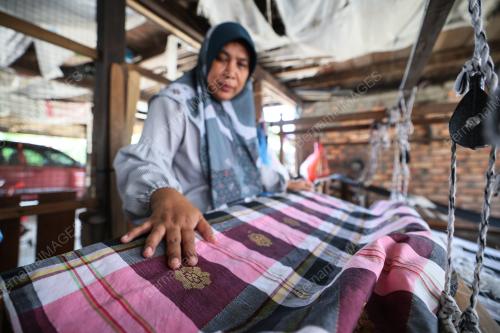 TENUN SONGKET DENGAN 'MATA HATI'
