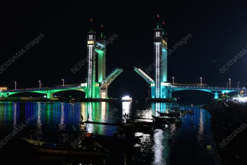 JAMBATAN ANGKAT DIHIASI CAHAYA LAMPU
