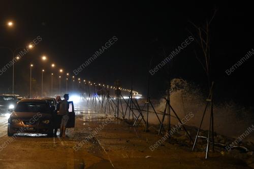 OMBAK DI PANTAI SEBERANG TAKIR