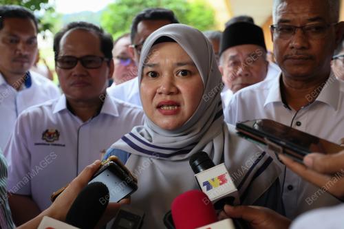FADHLINA SIDEK