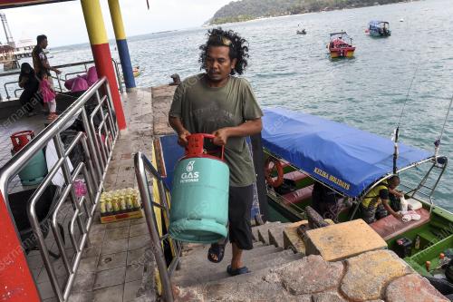 PENDUDUK KAMPUNG REDAH OMBAK DEMI BARANG KEPERLUAN