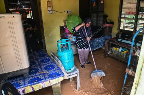 PEMBERSIHAN RUMAH MANGSA BANJIR