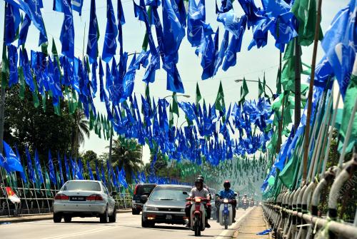 TR09_18042013_BENDERA