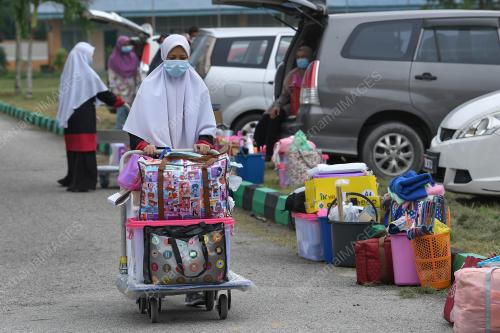PELAJAR MASUK ASRAMA
