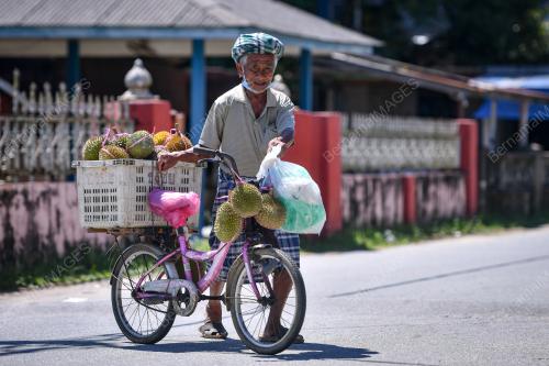 WARGA EMAS BERBASIKAL JUAL DURIAN