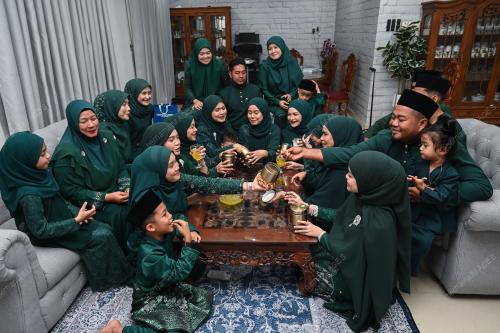 BERBUSANA SEDONDON SETIAP AIDILFITRI