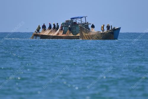 NELAYAN TANGKAP IKAN