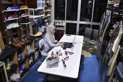PERKHIDMATAN MENCUCI KASUT DAN BEG TANGAN